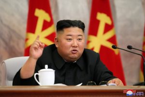 Észak-Korea két rakétát lőtt ki a vasúthálózatáról, nem állnak le