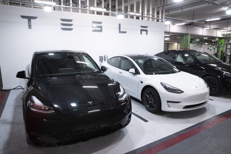 A Tesla próbálja mérsékelni a Kínától való függését, új üzletet kötött