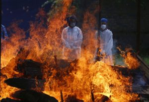 Keserű valóság az adatok mögött: közel 3 millió ember halálát okozta a vírus Indiában