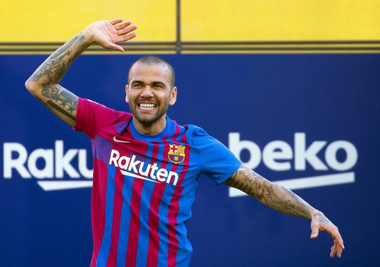 Dani Alves: “Messi számára nagy ajándék lenne, ha a Barcánál fejezné be a pályafutását”