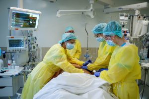 Itt vannak a friss vírusadatok: már 9 ezer fölött az új fertőzöttek száma, támad az omikron