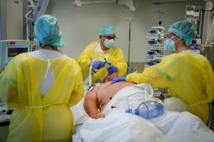 Itt vannak a friss vírusadatok: 7883 új fertőzött, elhunyt 67 beteg, beindult az omikron?