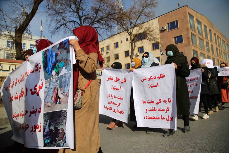 A tálibok ezúttal próbababákat fejeznek le az iszlám törvények értelmében