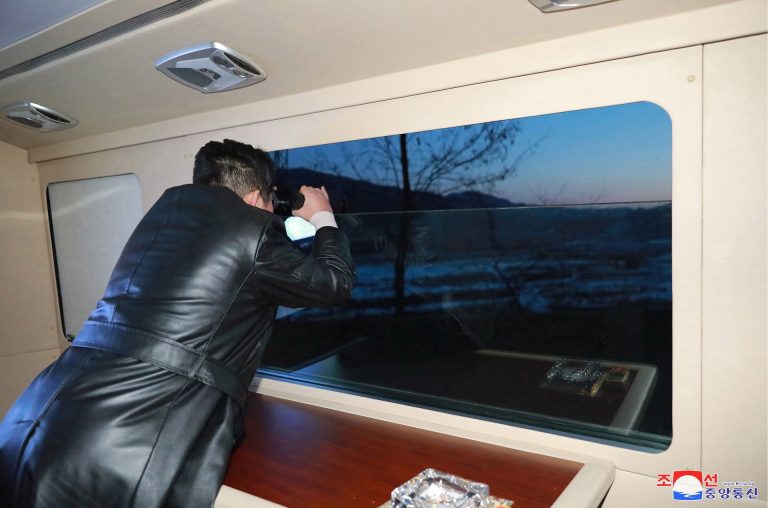 Észak-Korea megerősítette a legutóbbi rakétatesztjeit, Kim Dzsong Un megjelent