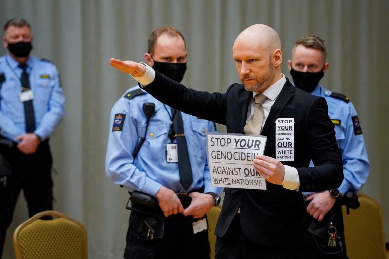 Breivik, a norvég tömeggyilkos náci karlendítéssel érkezett meg a bíróság elé