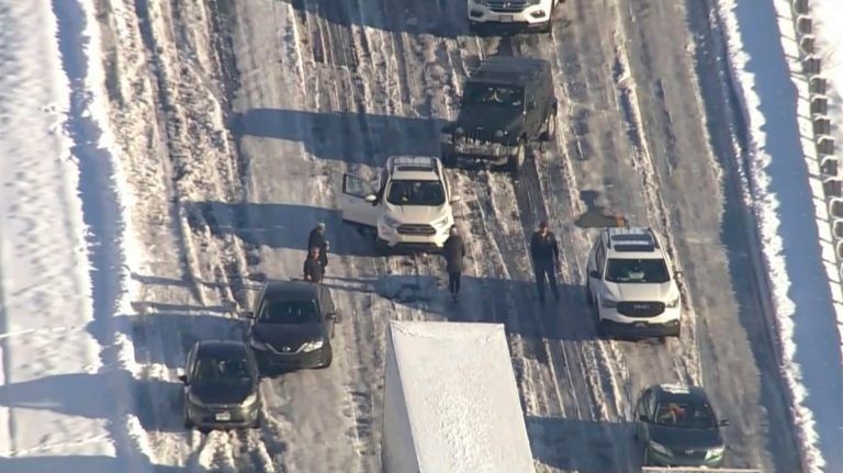 Hátborzongató videón, ahogy majdnem elütött egy rendőrt a száguldó terepjáró