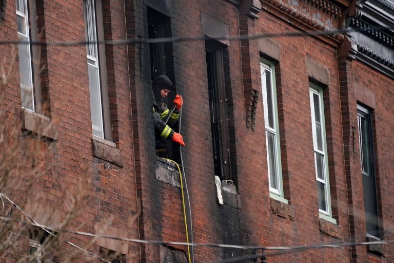 Tizenketten haltak meg a tűzvészben, egy 5 éves okozhatta a balesetet