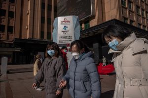 Tudományosan lehetetlen Kína állítása, hogy „levélben” jött az országba az omikron