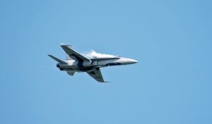 Képen a tengerbe zuhant amerikai vadászgép, ami egy váratlan feszültség okozója lett