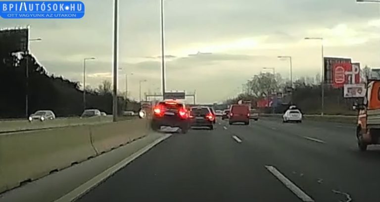 Videó: betonterelőnek lökte a BMW-s a Range Rover sofőrjét az M1-M7-esen