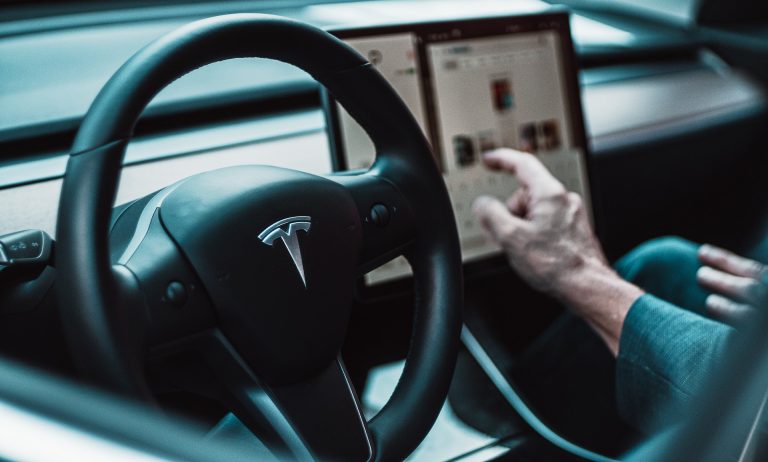 A Tesla önvezető funkcióját bekapcsolva hagyva okozott halálos balesetet egy férfi