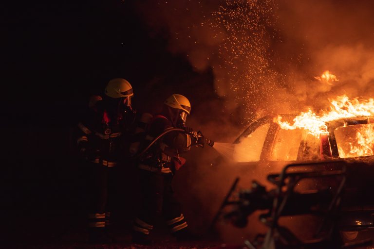 Lángra kapott egy autó az M86-oson, percek alatt kiégett (videó)