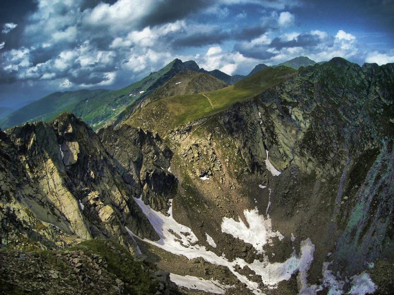 Tragédia a Fogarasi-havasokban: mintegy 200 métert zuhant a túrázó