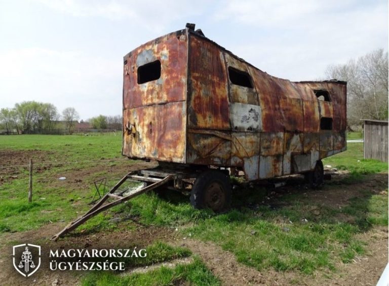 Megverték haragosukat, majd rágyújtották a lakókocsit