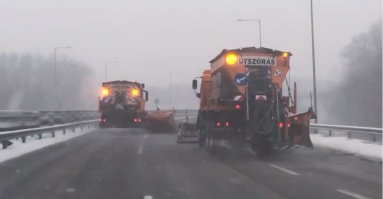 Fontos figyelmeztetés: tilos hókotrót előzni (videó)