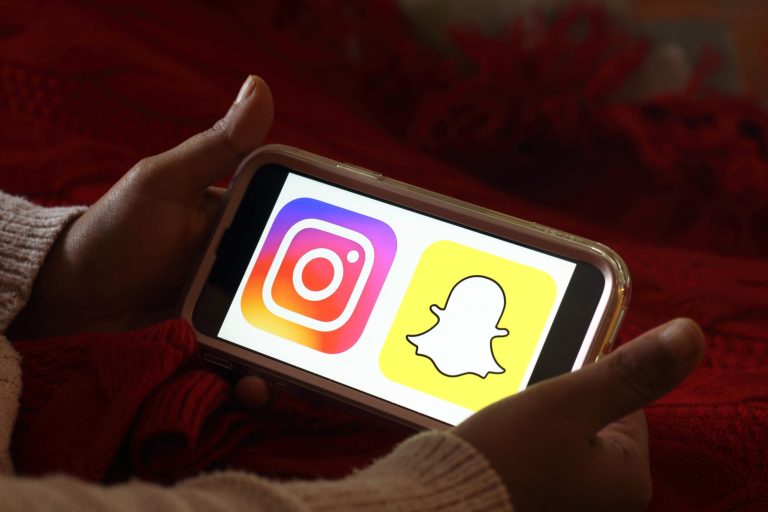 Beperelte az Instagramot és a Snapchatet, mert függőség miatt lett öngyilkos a lánya