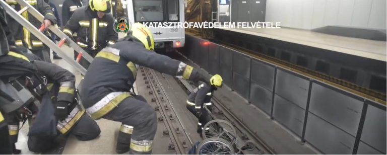 Videón a metrósínek közé esett kerekesszékes mentése, súlyosan megsérült