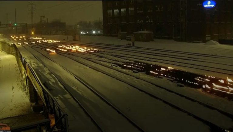 Lángoló síneken közlekednek a chicagói vonatok (videó)