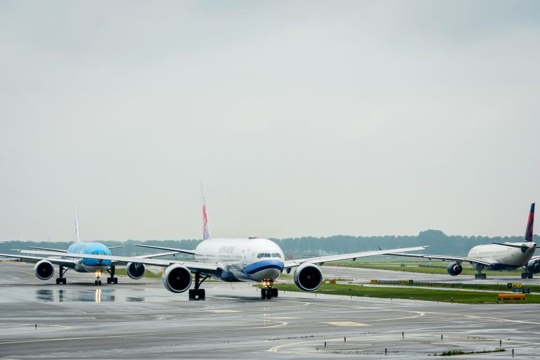 Olyan hóvihar tombolt a chicagói reptéren, hogy egy teherszállító repülő letarolt egy csomagszállítót (videó)