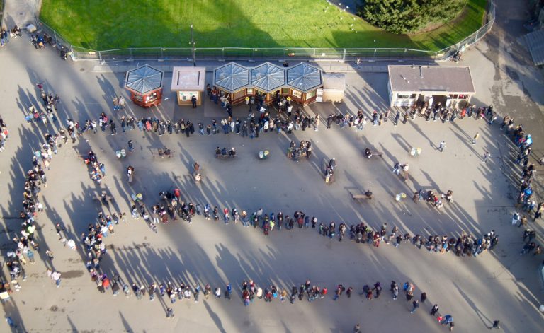 Akár hetvenezer forintot is kereshet az, aki profi sorbanállónak megy