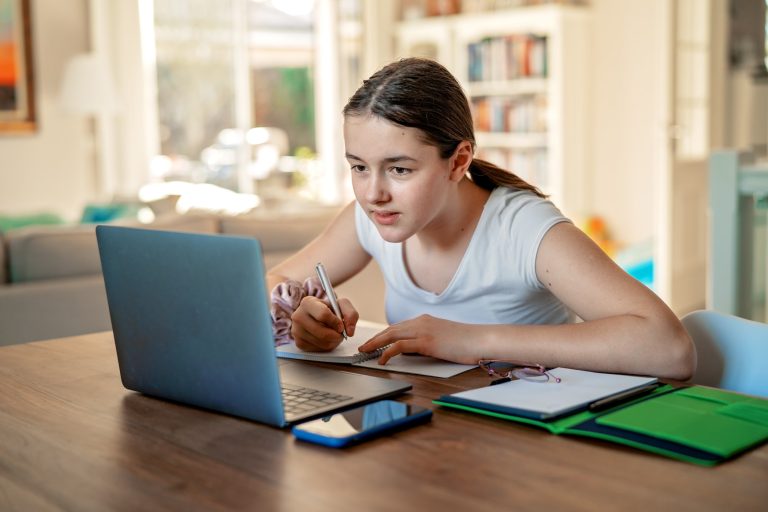 Félig online oktatásra állnak át több helyen az iskolák