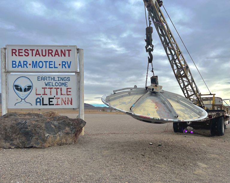 Az Antarktiszt vizsgálta Google Térképen, „lebegő UFO-ra” bukkant