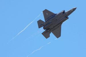 A legnagyobb fegyvergyárak pezsgőt bontanak az orosz-ukrán válság kialakulása miatt