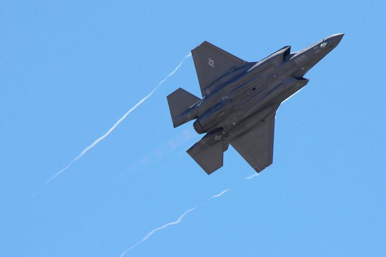 A legnagyobb fegyvergyárak pezsgőt bontanak az orosz-ukrán válság kialakulása miatt