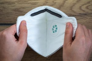 FFP2-es maszkot és negyedik oltást javasol az omikron leküzdésére egy magyar infektológus