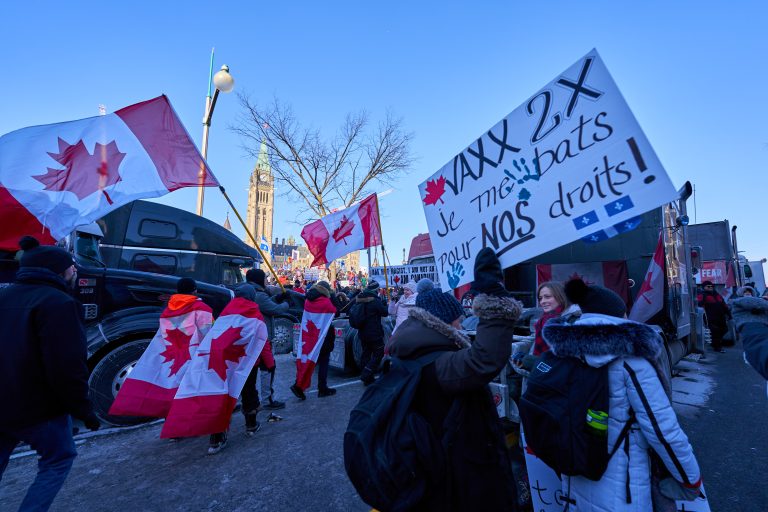 Autóval hajtottak bele a Kanadában tüntető tömegbe