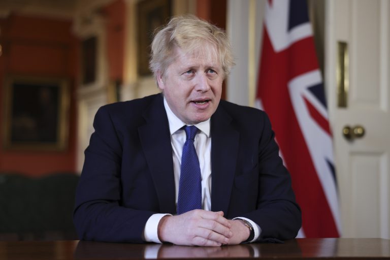 Boris Johnson bejelentette a szankciókat, amelyek „megbénítják Oroszországot“