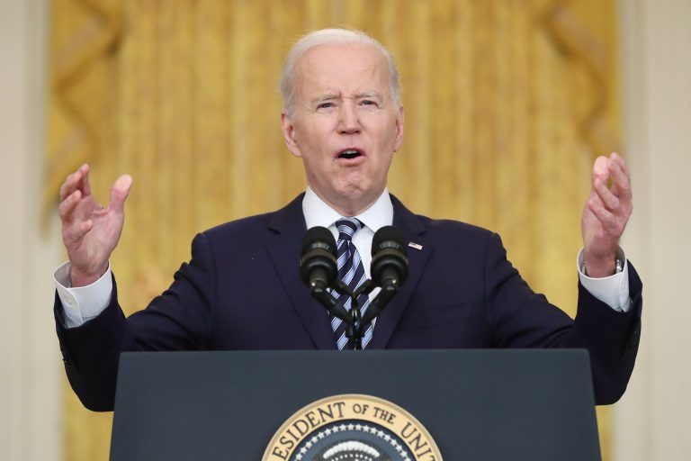 Biden újabb kör szankciót jelentett be, az oroszok még maradnak a SWIFT-ben