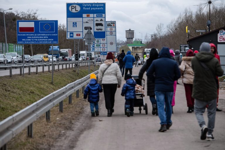 Lengyelország lőszerekkel megrakott teherautókat küld Ukrajnába