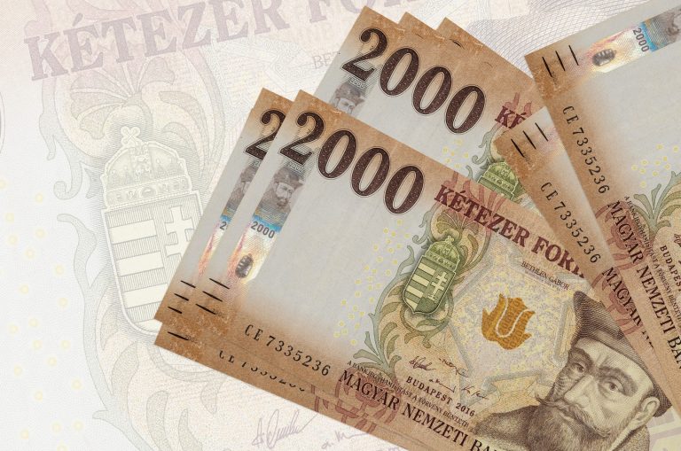 Jelentős erősödéssel kezdte a hetet a forint