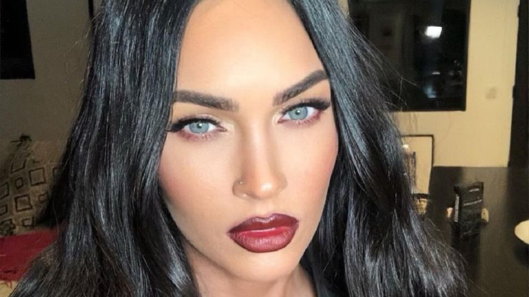 Megan Fox gigantikus dekoltázzsal és nyelvnyújtogatással őrjíti meg a férfiakat