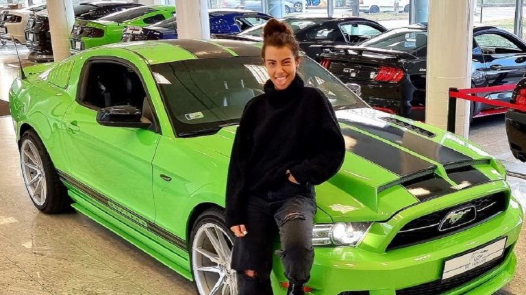 Így vezeti Tóth Andi a Ford Mustangját