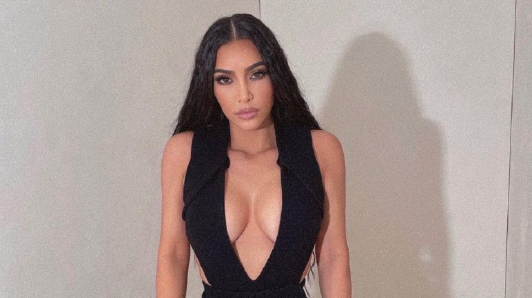 Kim Kardashian falatnyi bikiniben ünnepelte a Valentin napot