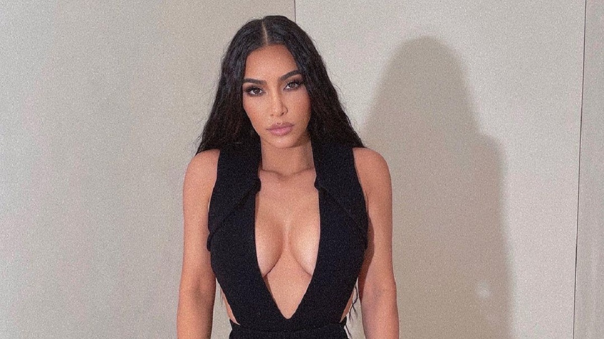 Kim Kardashian Falatnyi Bikiniben Nnepelte A Valentin Napot Liner Hu