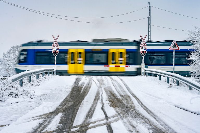 Kamionnal ütközött egy személyvonat Vámospércs közelében