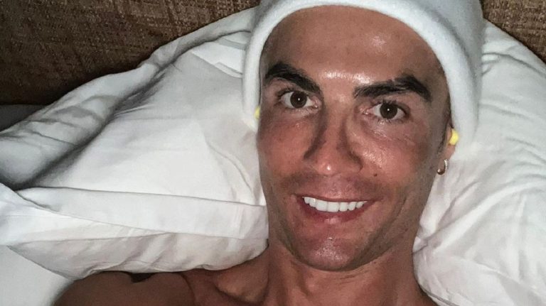 Ronaldo egy szál gatyában sétált be a hűtőkamrába, tökéletes a formája (videó)