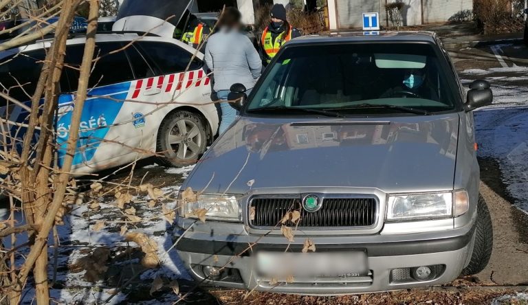 Autóiskolai oktatónak adta ki magát egy nő, Óbudán szedték ki a forgalomból „oktatás” közben