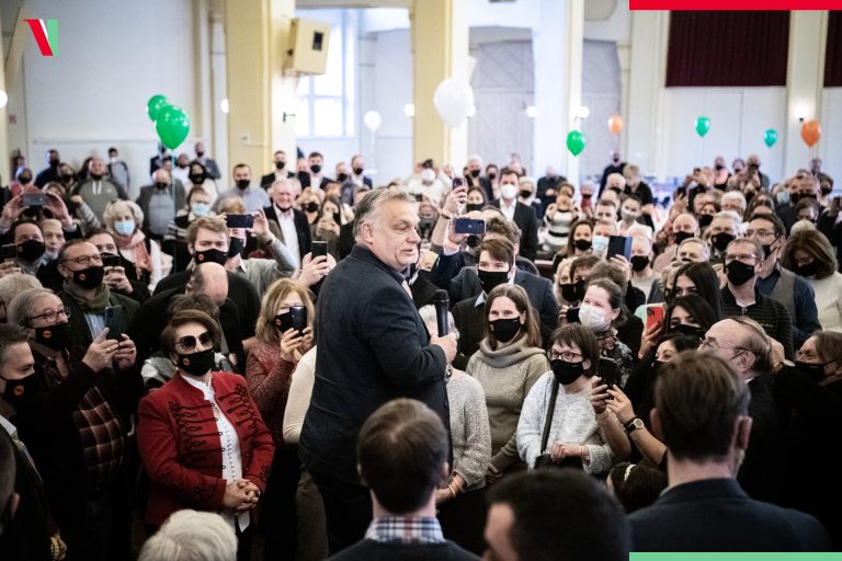 Mindenki közös képet szeretett volna Orbán Viktorral (videó)