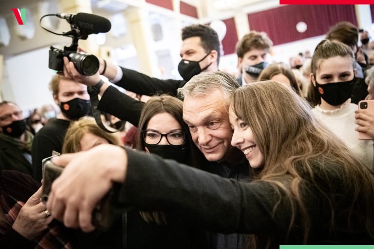 Képeken Orbán Viktor újabb nagy napja, igazi szelfihullám