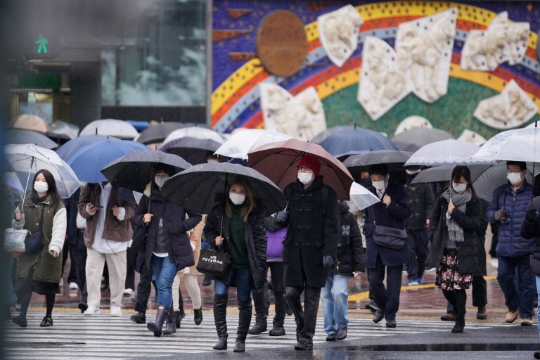 Negatív rekord Japánban, a járvány kezdete óta nem volt annyi áldozata a koronavírusnak, mint most