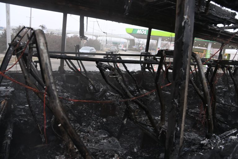 Teljesen kiégett egy busz Budaörsön (fotók)