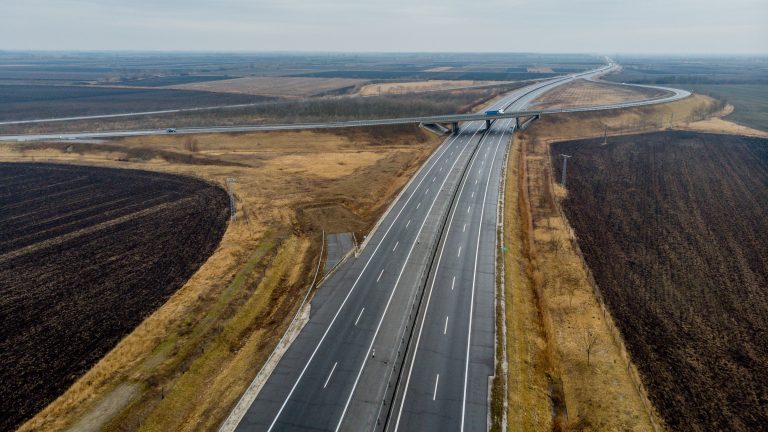 Felborult egy autószállító tréler, lezárták az M3-as autópályát