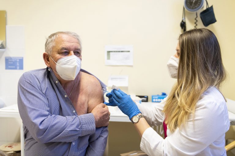 Kemenesi Gábor szerint rövidesen a három adag oltás lehet az alapimmunizáció