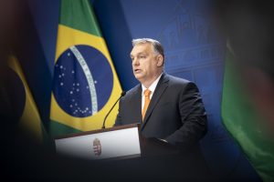 Orbán Viktornak még ma Brüsszelbe kell utaznia