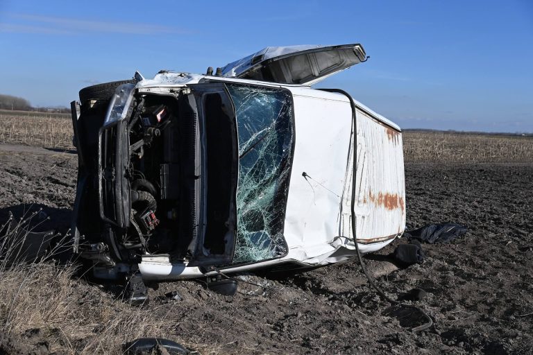 Képeken az illegális bevándorlókat szállított felborult kisbusz Kiskunlacházáról