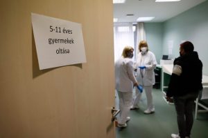 Itt vannak a friss vírusadatok: 9422 új fertőzött, 4218 koronavírus-beteget ápolnak kórházban